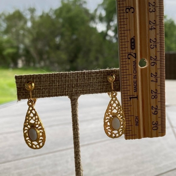 Elizabeth Farrell Opal Dangle Clip Earrings Gold Tone Unmarked - Picture 8 of 8